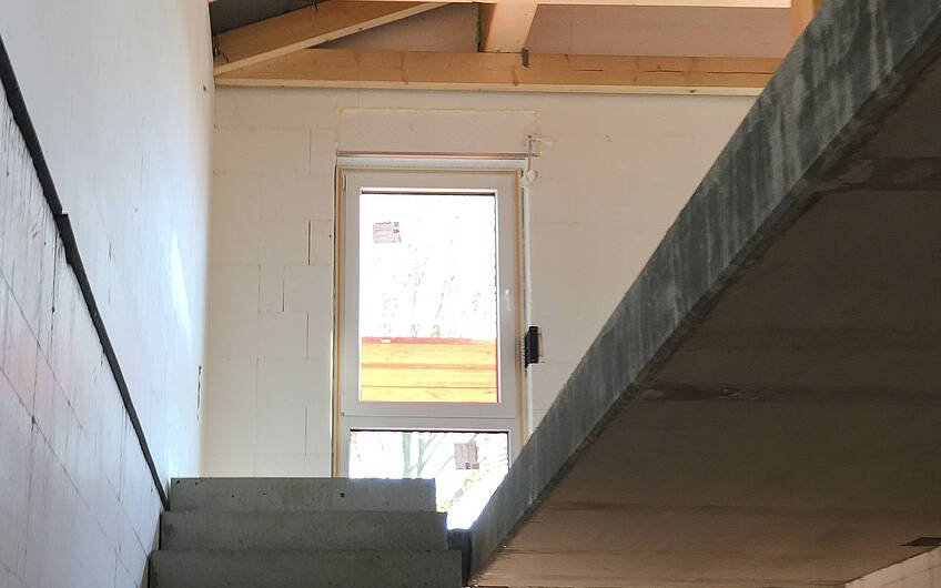 Treppenaufgang mit Blick auf Kämpferfenster im Obergeschoss