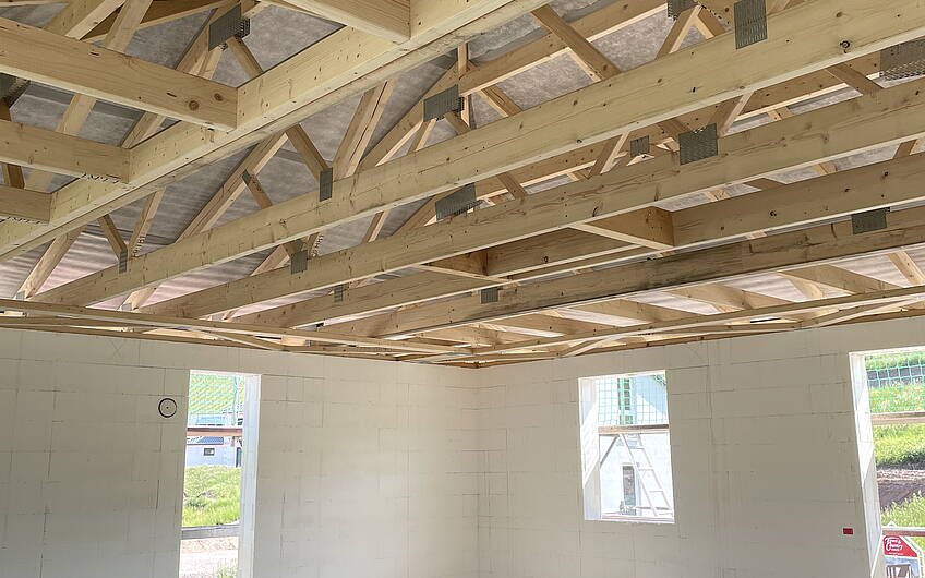 Nachdem die DuoTherm-Elemente mit Beton verfüllt wurden, konnte der Dachstuhl errichtet werden.