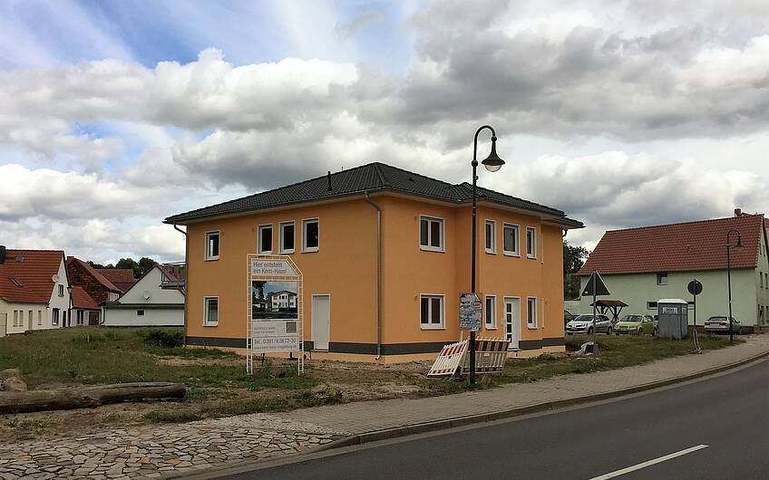 Auf Wunsch der Bauherren ist die Fassade des Kern-Hauses in Loburg orange.