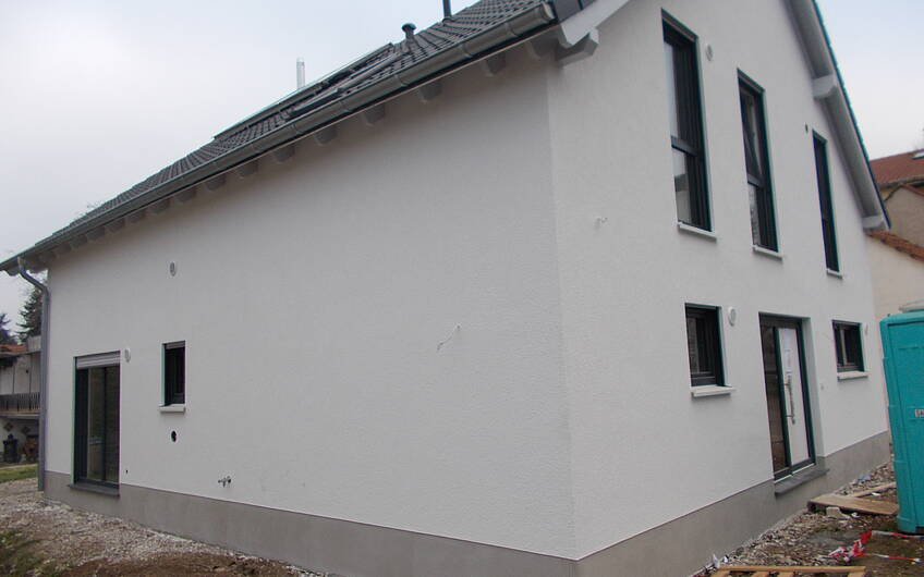 Fertig verputzte Außenfassade des frei geplanten Einfamilienhauses von Kern-Haus in Frankenthal