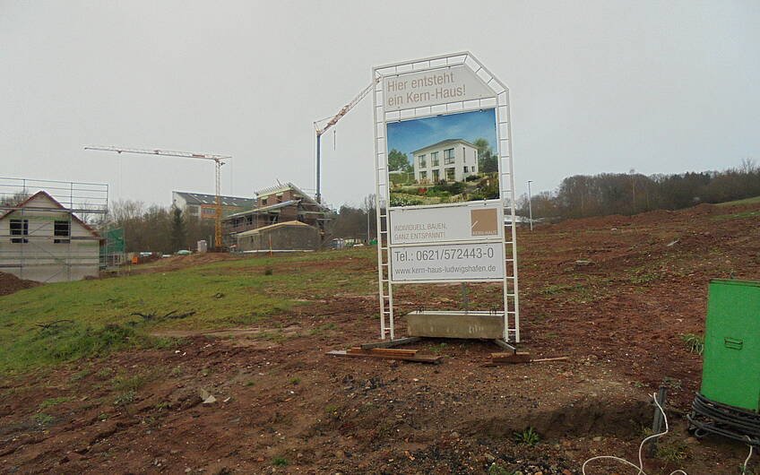 Bauschild auf dem Grundstück für die Kern-Haus-Stadtvilla Signus in Otterberg