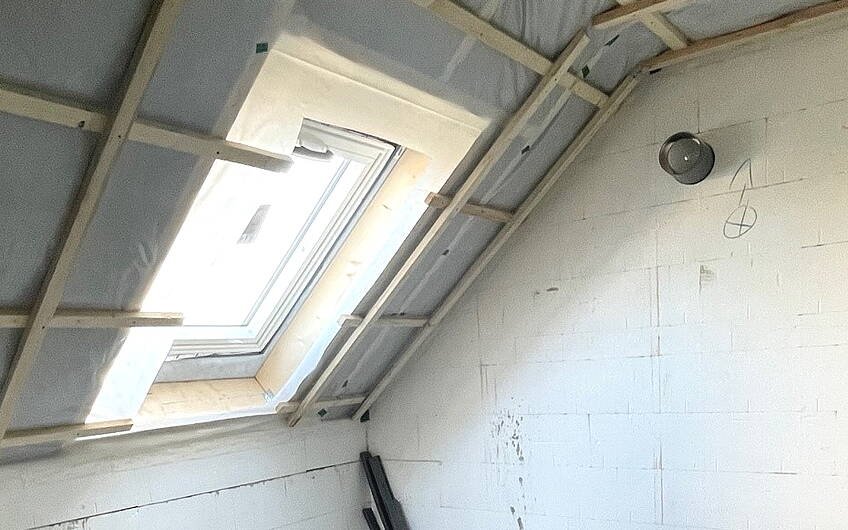 Das Dachflächenfenster versorgt den Raum im Dachgeschoss mit ausreichend Tageslicht.