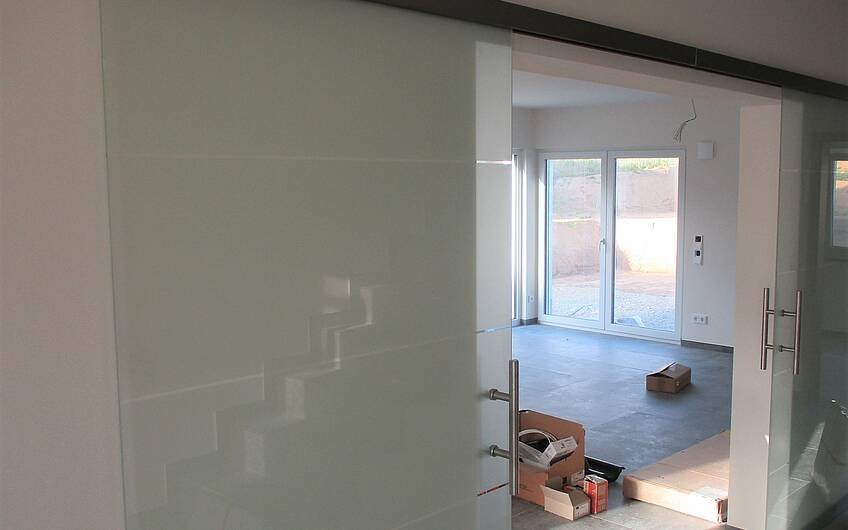 Die praktische Glasschiebetür sorgt für eine räumliche Trennung im Erdgeschoss. 