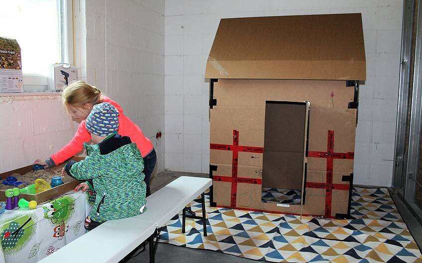 Spielhaus aus Pappe im veränderten Kern-Haus Luna in Magdeburg