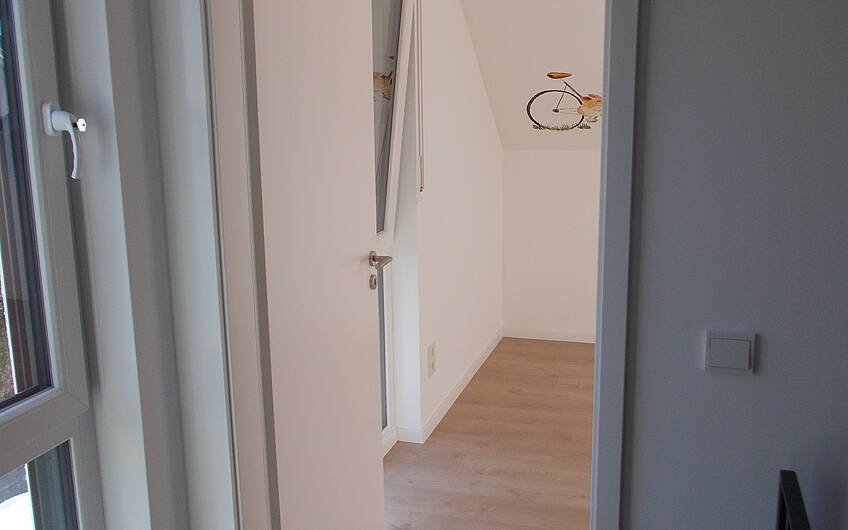 Geöffnete Tür zum Kinderzimmer Kinderzimmer im frei geplanten Einfamilienhaus von Kern-Haus in Frankenthal