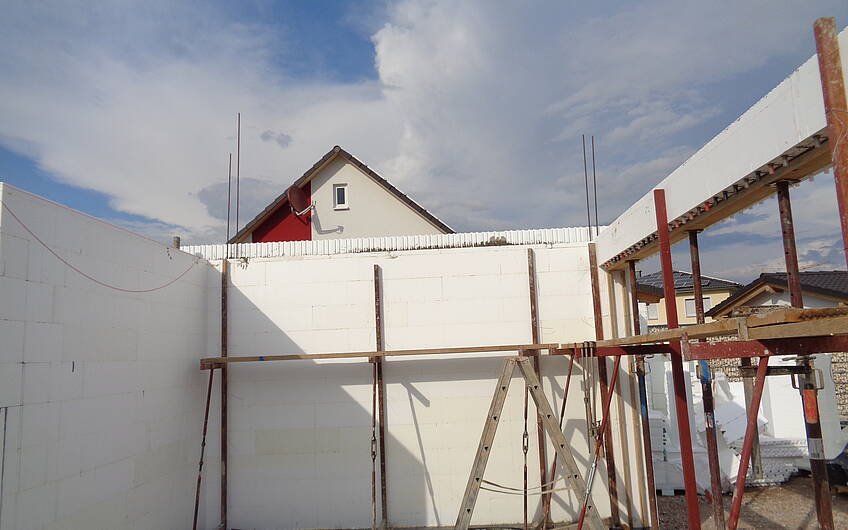 Verfüllen der Erdgeschosswände des individuell geplanten Einfamilienhauses Allea von Kern-Haus in Jockgrim mit Beton