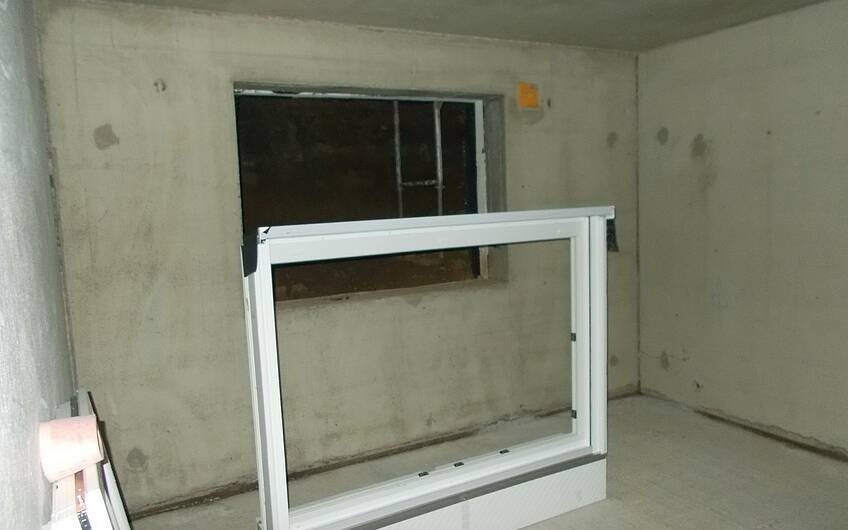 Bereitstehendes Fenster im Keller des individuell geplanten Einfamilienhauses von Kern-Haus in Römerberg