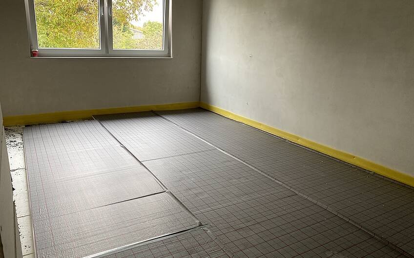 Fußbodenheizung wird vorbereitet in einer Kern-Haus Doppelhaushälfte