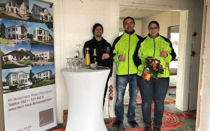 Bauherren mit Verkaufsberater Bernd Laatz bei der Rohbaubesichtigung im frei geplanten Einfamilienhaus von Kern-Haus in Römerberg