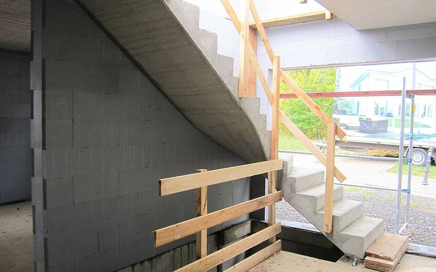 Die Betontreppe führt vom Keller bis unter das Dach und erspart damit eine vorübergehende Rohbautreppe.