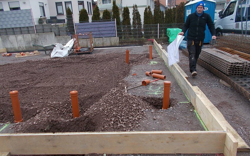 Verschalung für die Bodenplatte für das individuell geplante Familienhaus Luna von Kern-Haus in Hatzenbühl