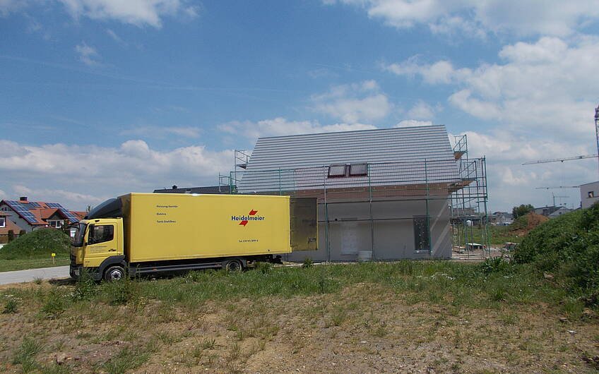Lkw der Heizungsinstallateure vor dem individuell geplanten Einfamilienhaus Signum von Kern-Haus in Römerberg