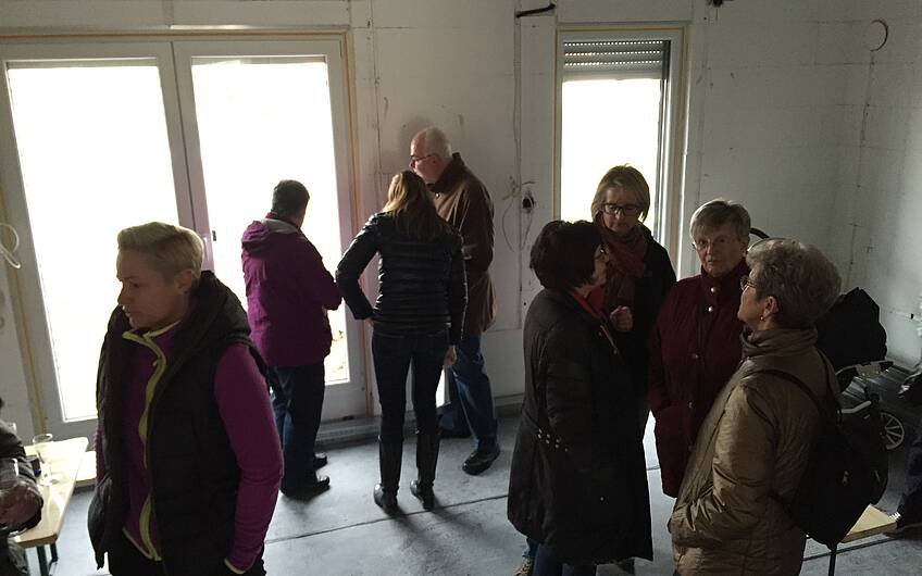Besucher beim Rohbaufest im individuell geplanten Einfamilienhaus Komfort von Kern-Haus in Obrigheim