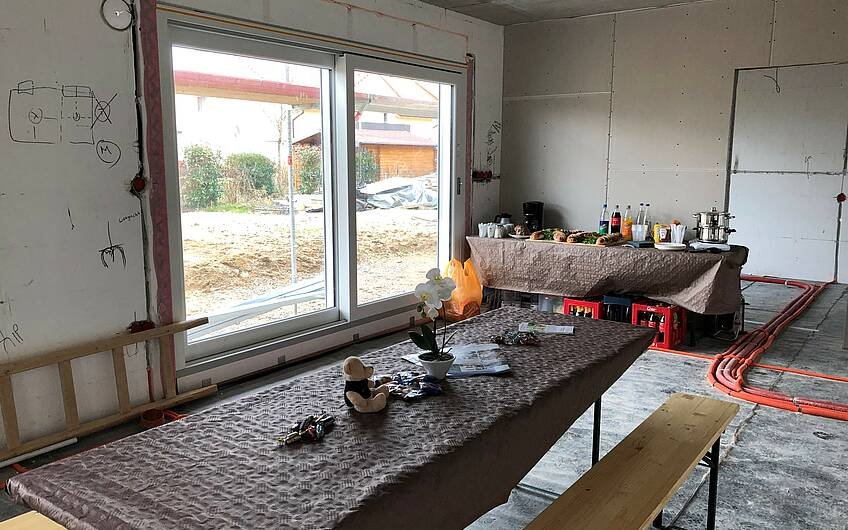Buffet und Sitzgelegenheit bei der Rohbaubesichtigung im frei geplanten Einfamilienhaus von Kern-Haus in Römerberg