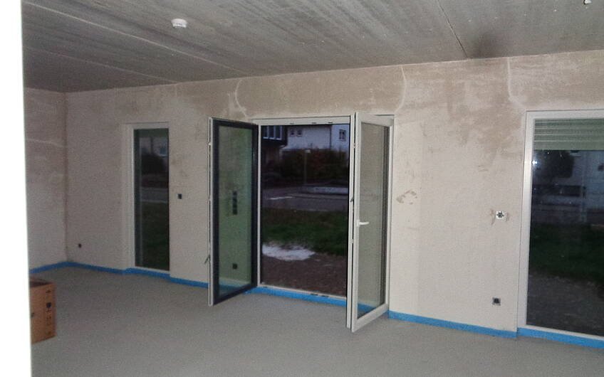 Geöffnete Fenster im Wohnzimmer des individuell geplanten Einfamilienhauses Komfort von Kern-Haus in Neupotz