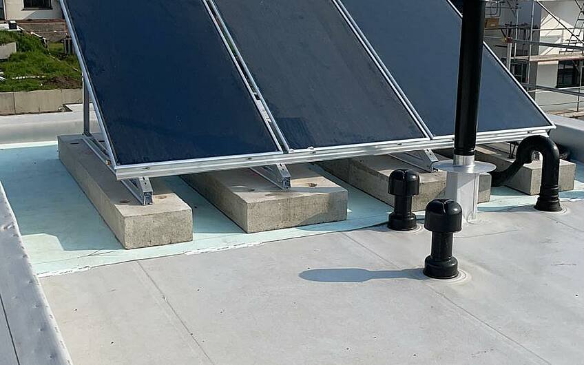 Die Sonnenenergie wird mit Solarmodulen genutzt.