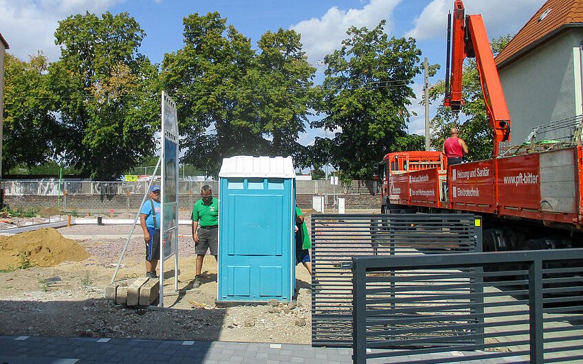 Lieferung der Baustellentoilette für Kern-Haus Bauvorhaben in Halle-Ammendorf