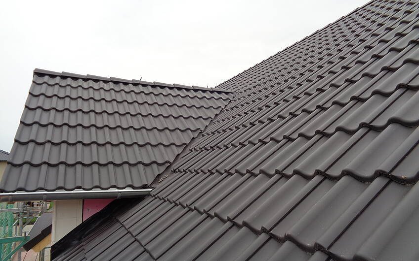 Dachziegel des frei geplanten Einfamilienhauses von Kern-Haus in Römerberg
