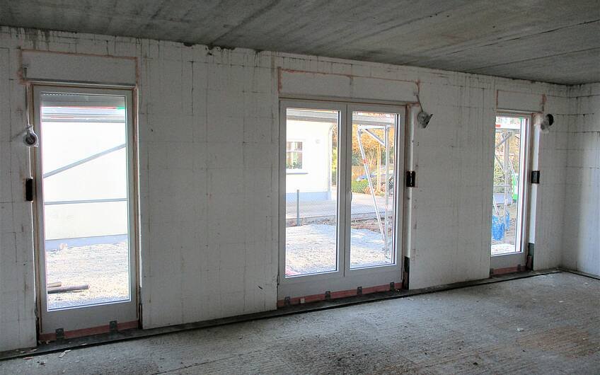 Für lichtdurchflutete Räume sorgen zukünftig große Fensterelemente.
