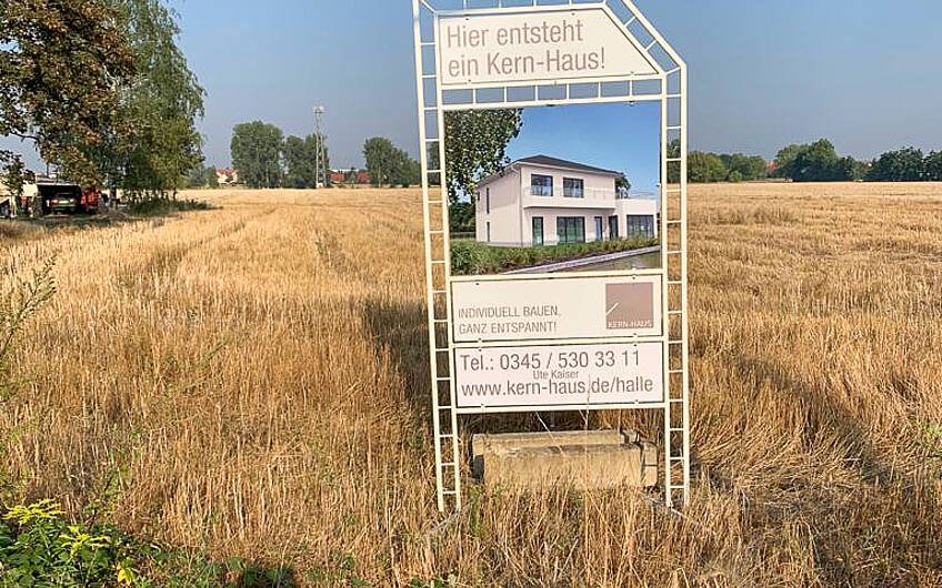 Bauschild auf Feld für Kern-Haus Gredo in Halle Reideburg