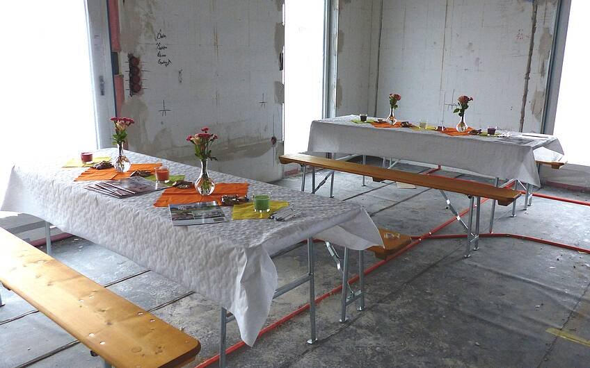 Dekorierte Tische beim Rohbaufest im Architektenhaus Signum von Kern-Haus in Einselthum
