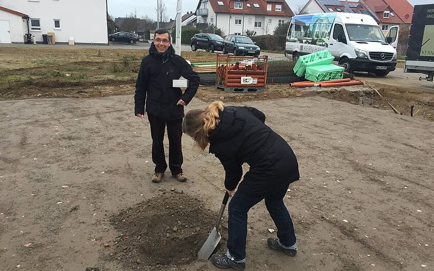 Bauherrin am Graben bei der Grundsteinlegung für das individuell geplante Einfamilienhaus Signum von Kern-Haus in Römerberg
