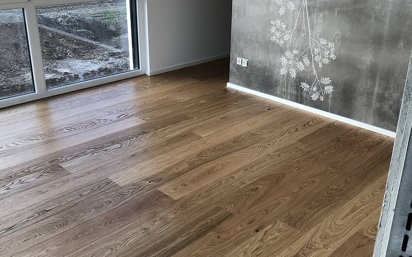Holzfußboden im Schlafzimmer des frei geplanten Einfamilienhauses von Kern-Haus in Bissersheim