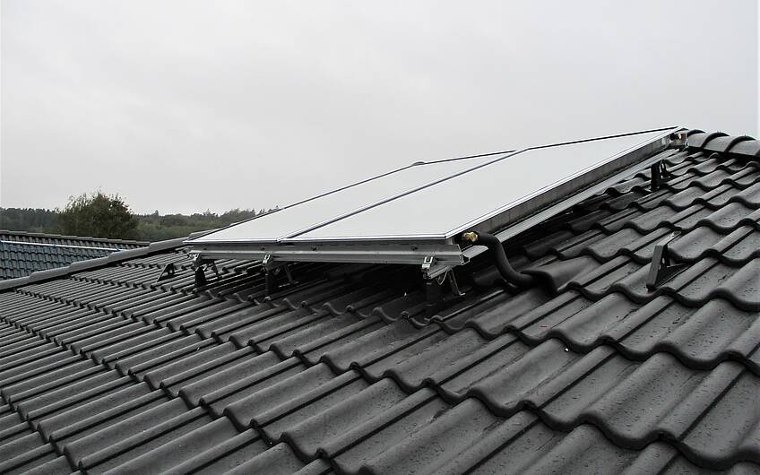 Auf dem Dach wurden Solarkollektoren befestigt.