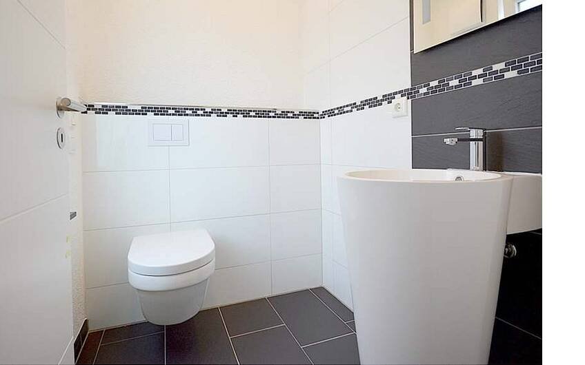 Im Gäste-WC wurde ebenfalls auf moderne Formen gesetzt.