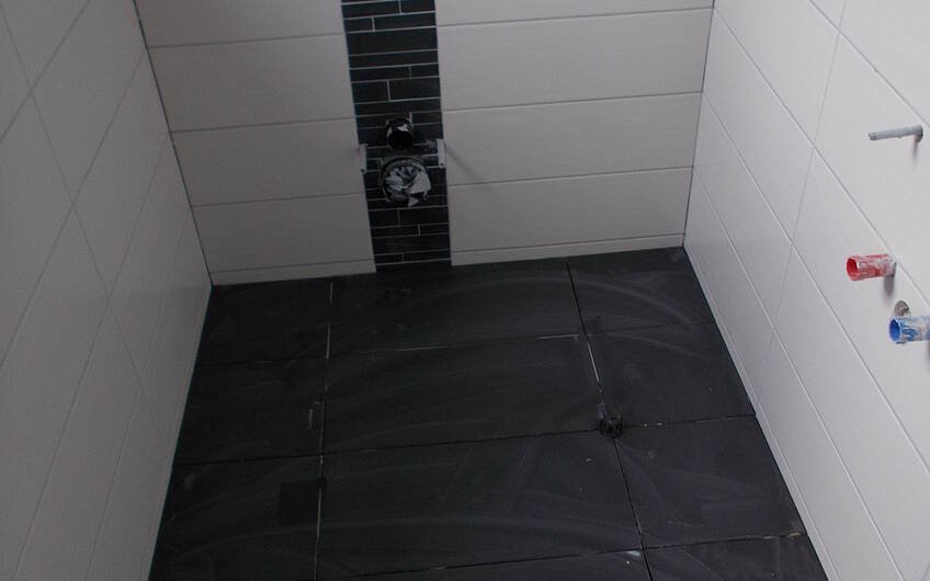 Gefliester Boden im Gäste-WC im individuell geplanten Einfamilienhaus Luna von Kern-Haus in Dettenheim