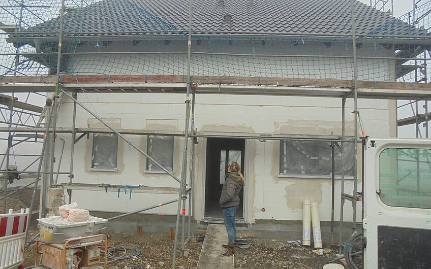 Kern-Haus-Bauherrin zu Besuch auf der Baustelle in Obrigheim