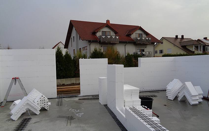 Bau der Erdgeschosswände des individuell geplanten Einfamilienhauses Signum von Kern-Haus in Römerberg 