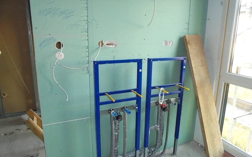 Sanitärrohinstallation im Badezimmer des individuellen Kern-Hauses Komfort in Obrigheim