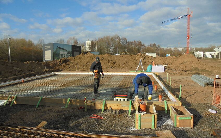 Arbeiten an der Bodenplatte des individuell geplanten Einfamilienhauses Luna von Kern-Haus in Ludwigshafen