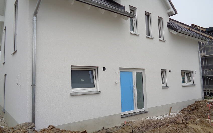 Eingangsseite des frei geplanten Einfamilienhauses von Kern-Haus in Römerberg ohne Gerüst