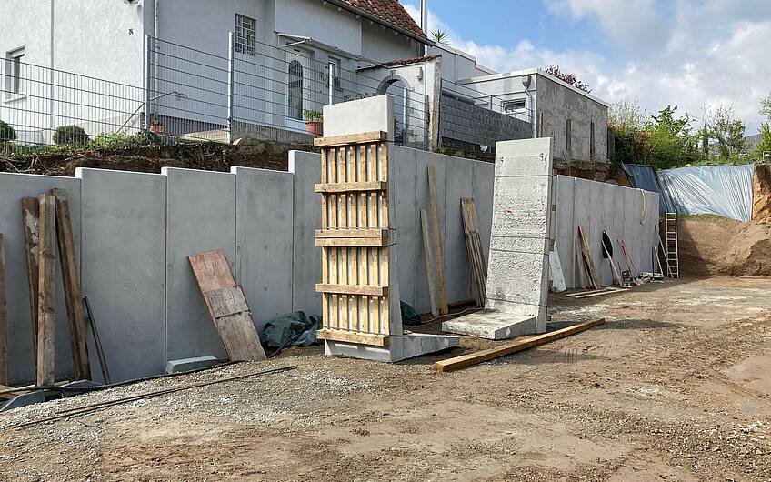 Stützmauer auf dem Grundstück für das frei geplante Einfamilienhaus von Kern-Haus in Maikammer