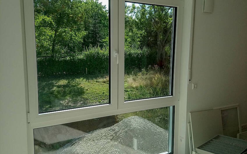 Blick in Garten durch Fenster des Kern-Hauses in Weißenfels