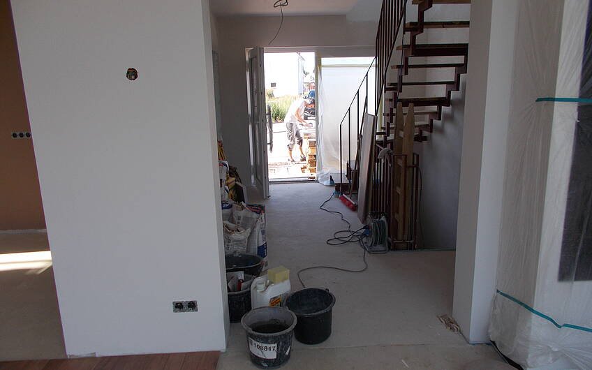 Bodenbelagsarbeiten im Wohn- und Essbereich des frei geplanten Einfamilienhauses von Kern-Haus in Römerberg