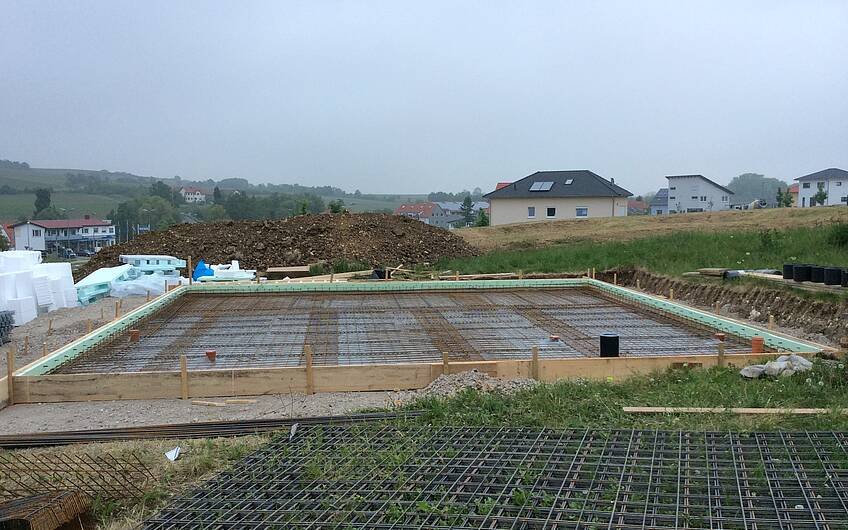 Bewehrung der Bodenplatte für die individuell geplante Kern-Haus-Stadtvilla Novo in Grünstadt
