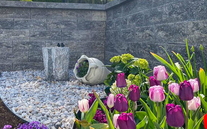 Garten mit Blumen und Brunnen an Kern-Haus in Weißenfels