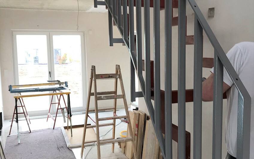 Die Stahlkonstruktion der Treppe wird in einem modernen Grauton gestrichen.