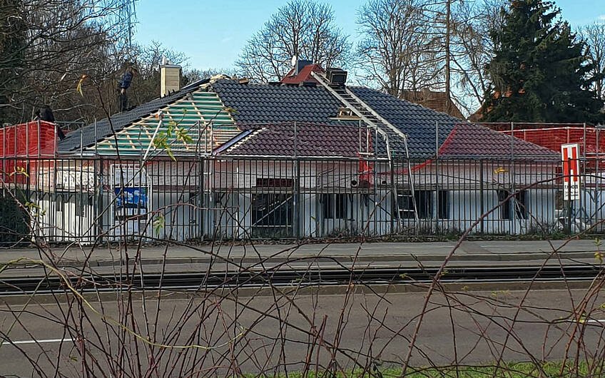 Beginn Dacheindeckung für rollstuhlgerechten Kern-Haus Bungalow in Halle-Ammendorf