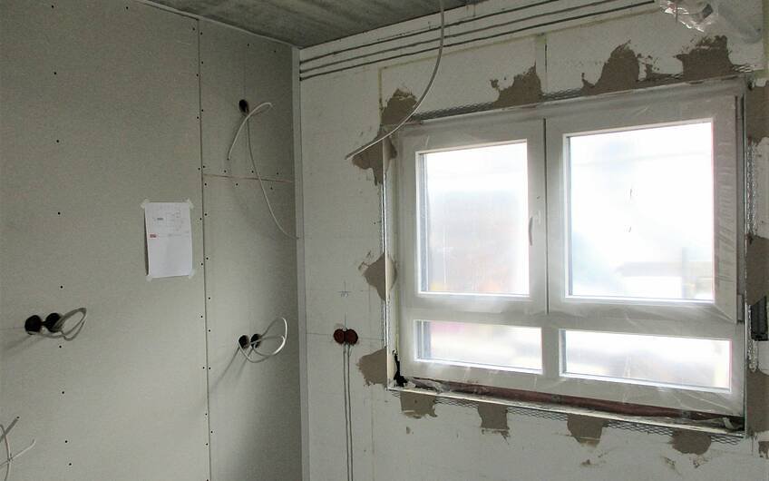 Gemäß der Baudurchsprache mit dem Elektriker vor Ort, wurden die Leitungen im Haus verlegt.
