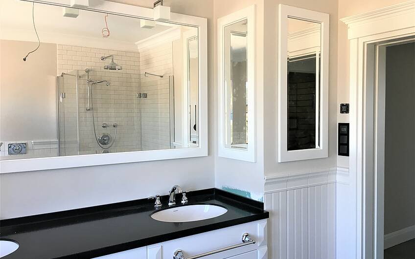 Blick in Kern-Haus Karat in Biederitz-Türen der Badezimmerschränke dienen als Spiegel