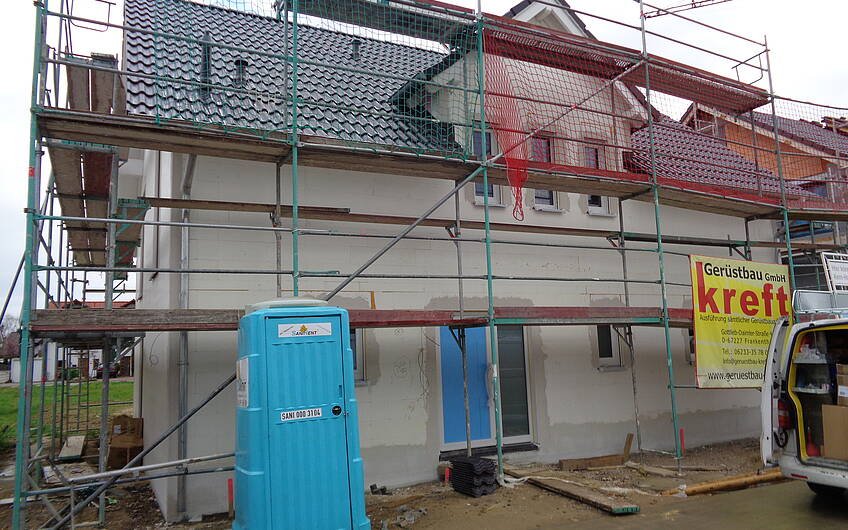 Vorbereitung zum Verputzen der Außenfassade des frei geplanten Einfamilienhauses von Kern-Haus in Römerberg