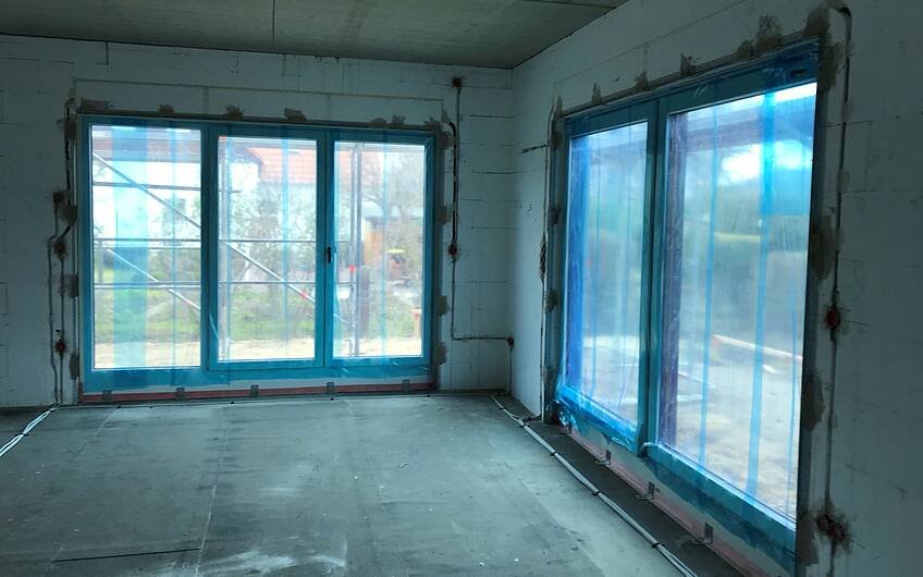 Bevor der Innenputz aufgetragen wird, werden an den Fensterlaibungen Putzschienen angebracht.