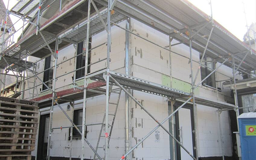 Für Zimmermann- und Dachdeckerarbeiten wurde ein Sicherheitsgerüst aufgebaut. 