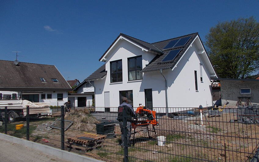 Arbeiten im Garten des individuell geplanten Einfamilienhauses Komfort von Kern-Haus in Neupotz