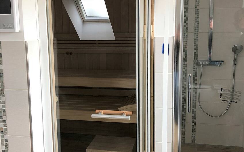 Sauna im Badezimmer im Kern-Haus Signum in Magdeburg