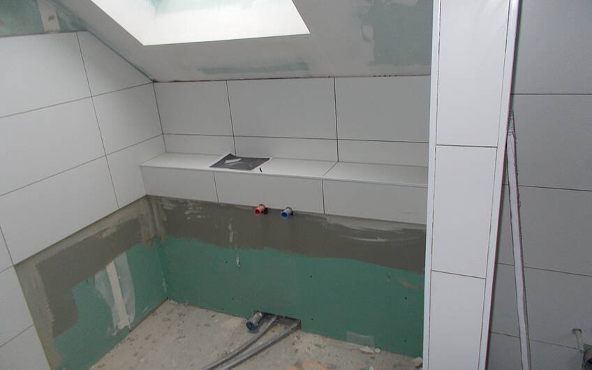Gefliester Badewannenbereich im Badezimmer des frei geplanten Einfamilienhauses von Kern-Haus in Frankenthal